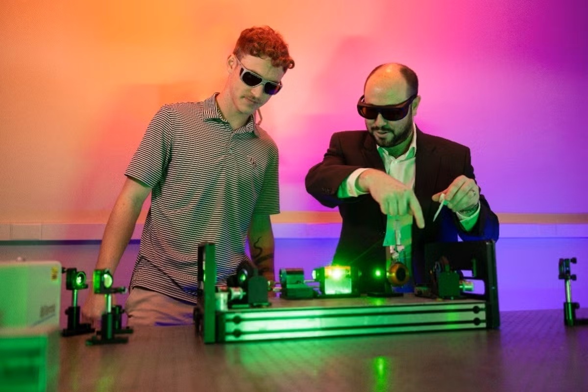 Salamin works with a student in the new quantum nonlinear photonics lab.