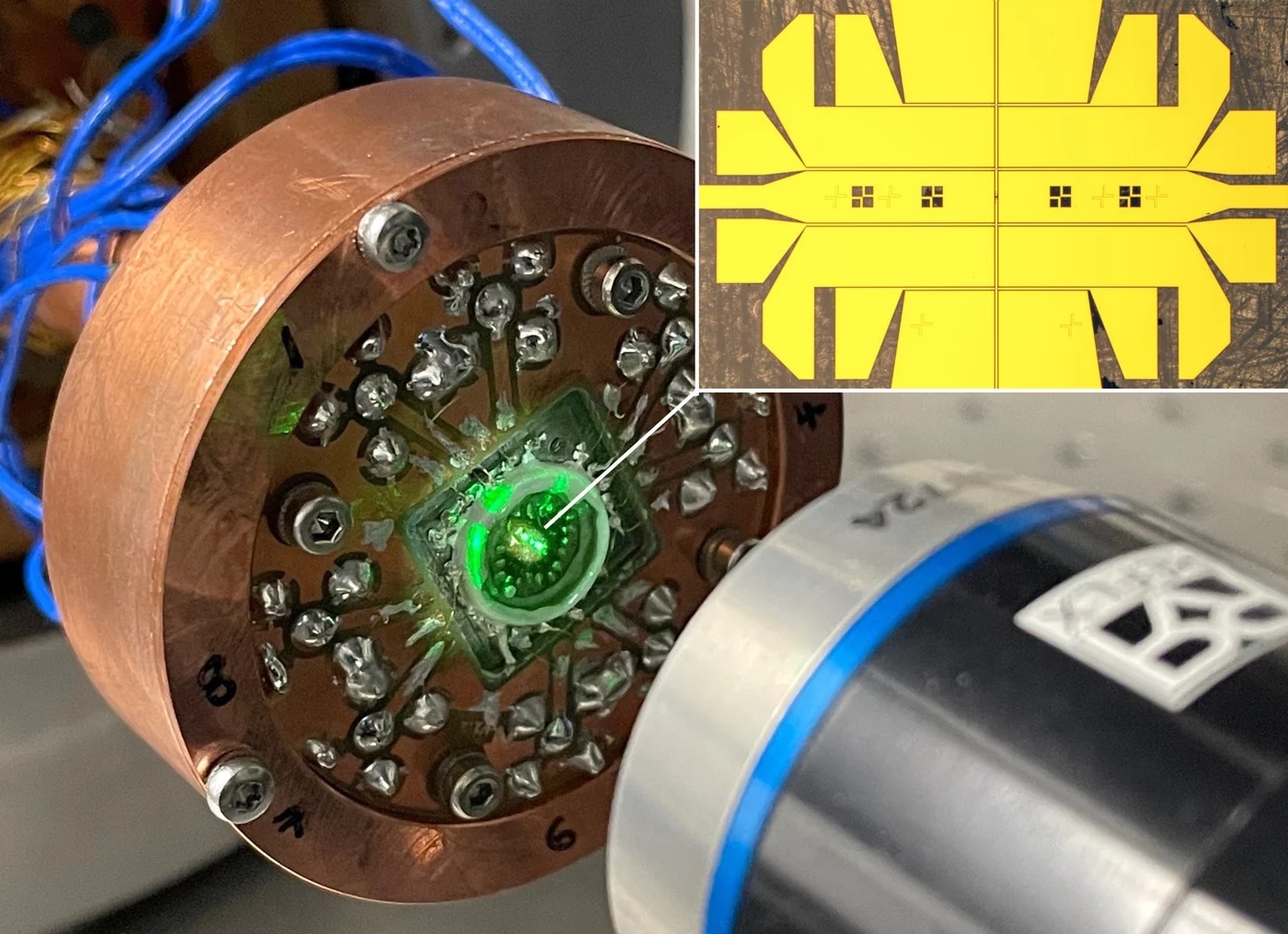 Measurement setup, in which mid-infrared and visible beams are focused onto the optoelectronic device.