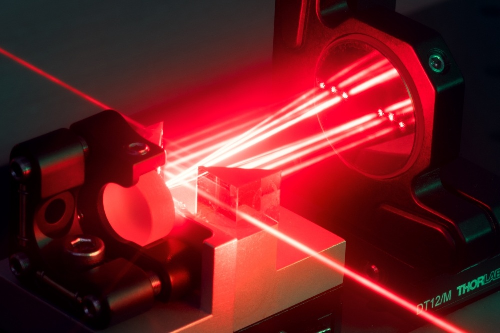 Multipass optical parametric amplifier with laser beam: The new system demonstrates the development of highly efficient and compact short-pulse lasers.