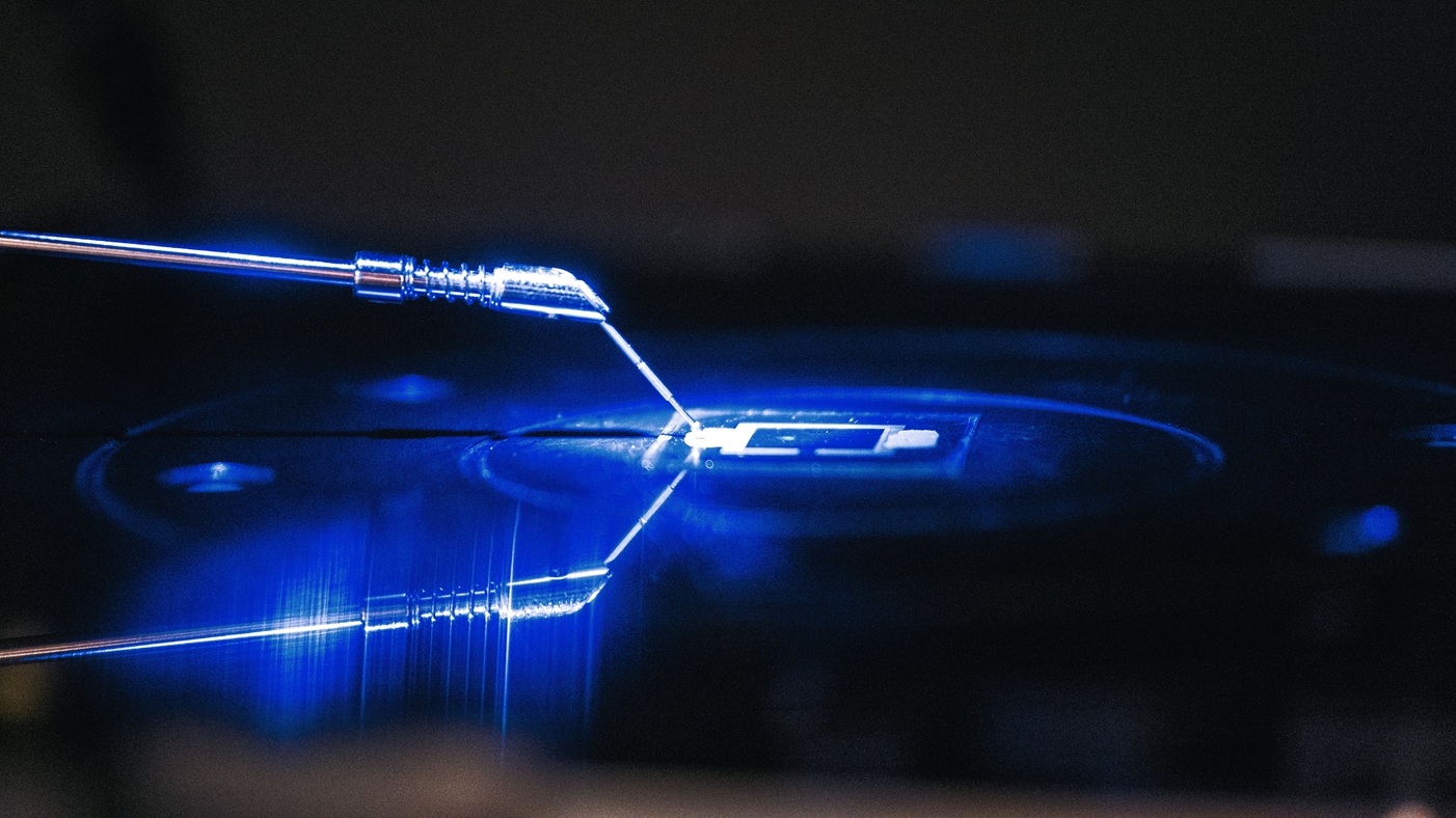 The new vapour-deposition method pioneered by NUS researchers overcomes a major manufacturing hurdle to produce one of the most durable perovskite-silicon tandem solar cells ever reported, opening the door to real-world applications.