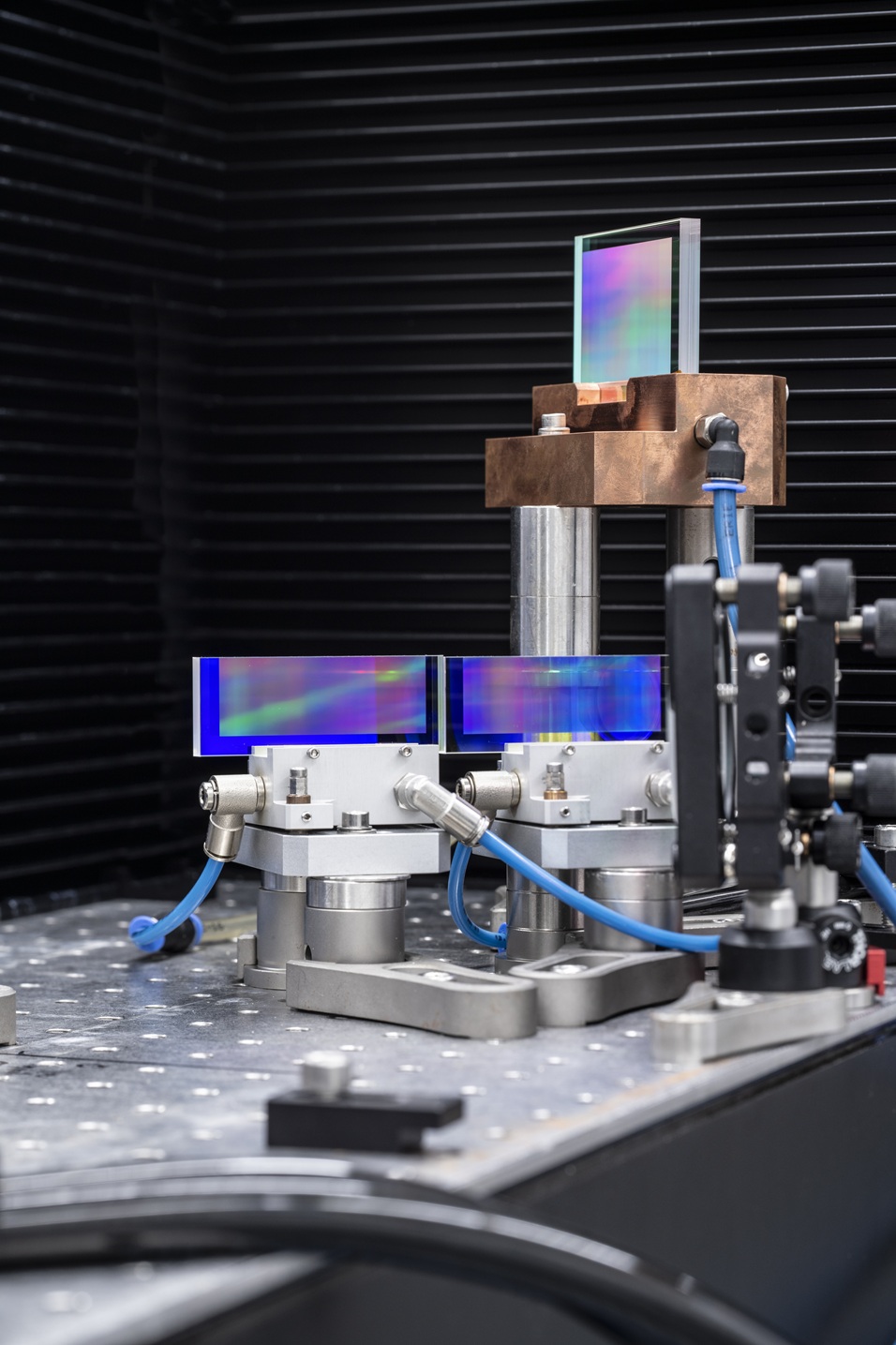 In-house manufactured optical reflection gratings for multi-kW beam combination at wavelengths of 2µm.