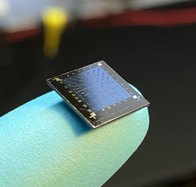 The sensor is made of an array of photomemristors.